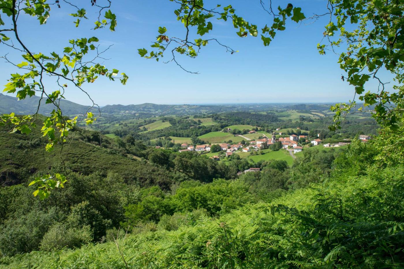 Vue panoramique sur le village et le paysage de la vallée du Baztan